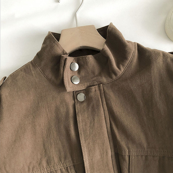 Női alkalmi kabát zsebbel és nyakkendővel több színben