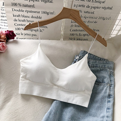 Rövid női felső vékony pántokkal és spitz nyakkivágással