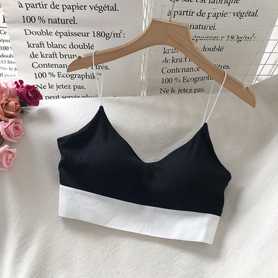 Rövid női felső vékony pántokkal és spitz nyakkivágással