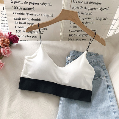 Rövid női felső vékony pántokkal és spitz nyakkivágással