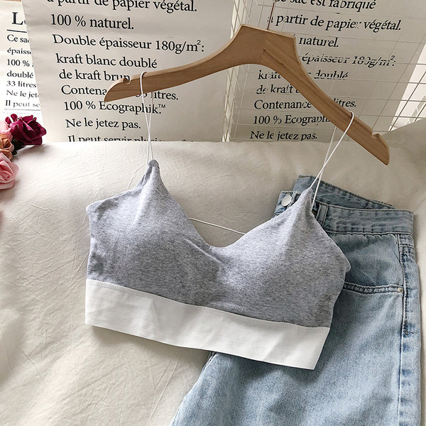 Rövid női felső vékony pántokkal és spitz nyakkivágással