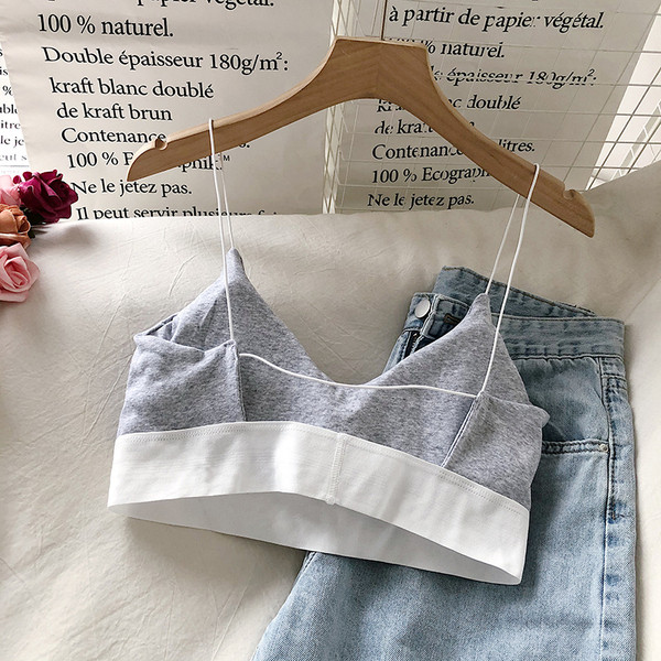 Rövid női felső vékony pántokkal és spitz nyakkivágással