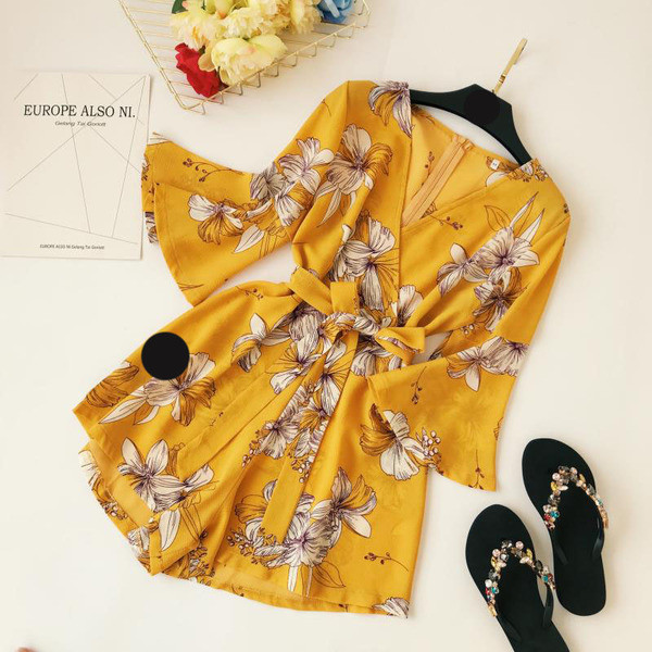 Κοντή γυναικεία ολόσωμη φόρμα με λουλουδάτο μοτίβο και μανίκια λωτού