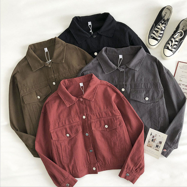 Klassikalise krae ja mitmes värvitoonis nööpidega naiste jope