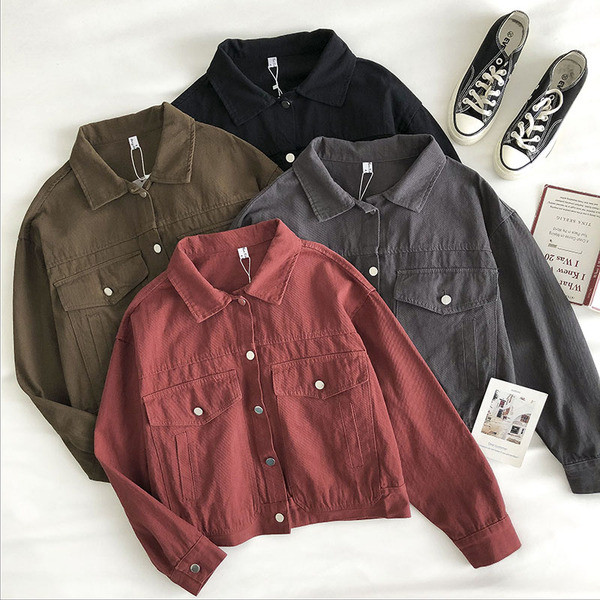 Klassikalise krae ja mitmes värvitoonis nööpidega naiste jope