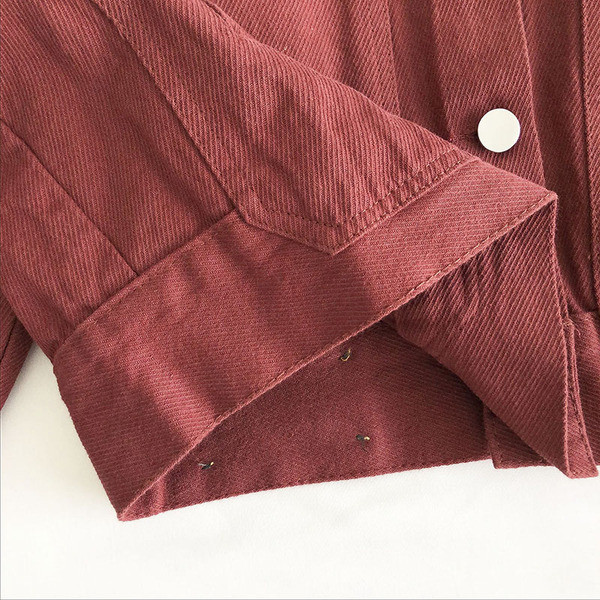 Klassikalise krae ja mitmes värvitoonis nööpidega naiste jope