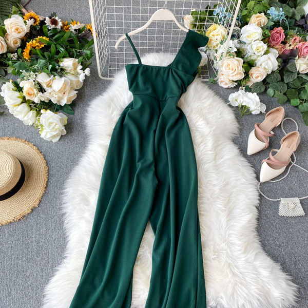 Moderan dugi ženski kombinezon s kovrčama