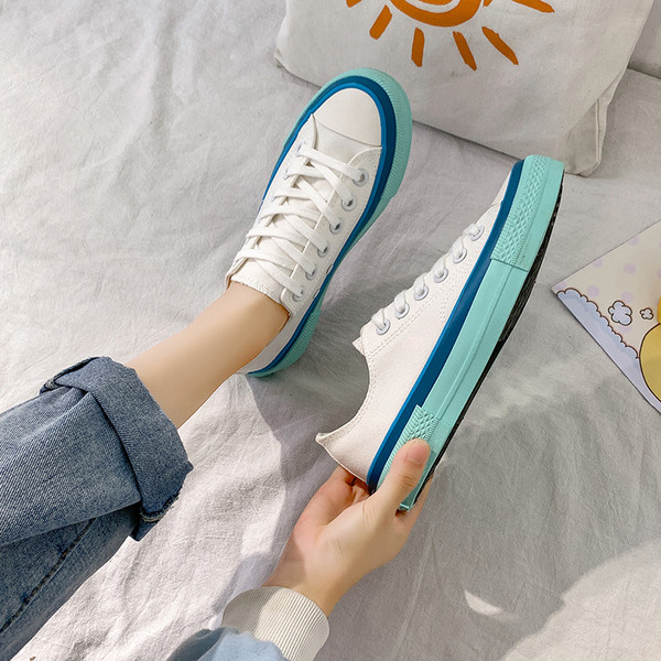 Νέο μοντέλο γυναικείααθλητικά παπούτσια με χρωματιστή σόλα και κορδόνια