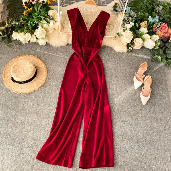 Hosszú női jumpsuit V-nyakkal és fürtökkel