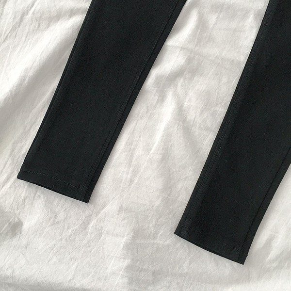 Naiste mustad nööpide ja kõrge vöökohaga püksid