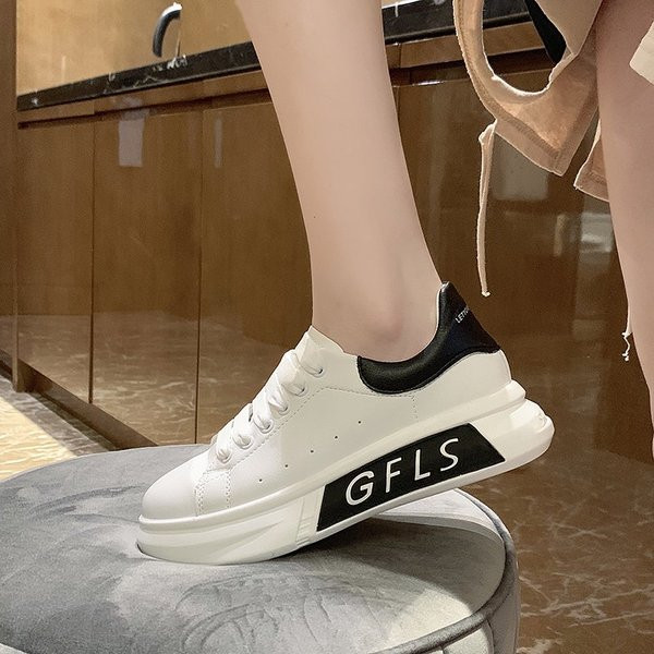 Γυναικεία αθλητικά παπούτσια με δερμάτινα κορδόνια