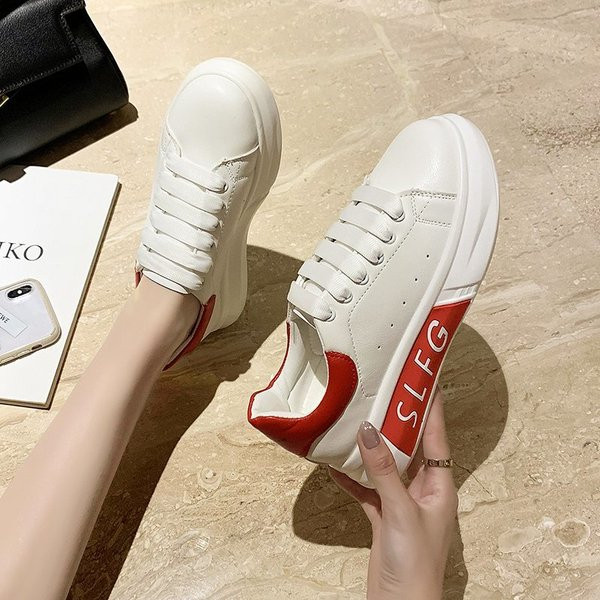 Γυναικεία αθλητικά παπούτσια με δερμάτινα κορδόνια