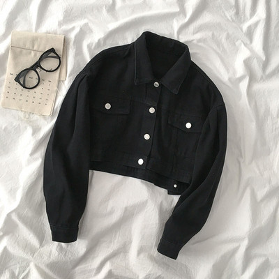 Női rövid kabát gombokkal és zsebekkel