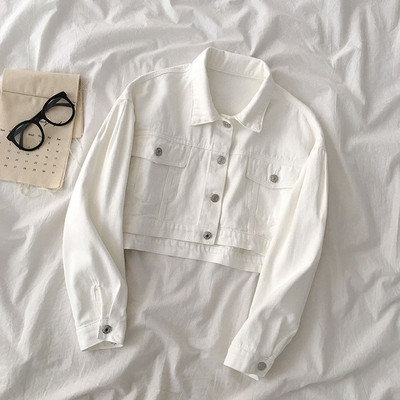 Női rövid kabát gombokkal és zsebekkel