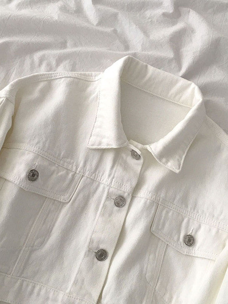 Női rövid kabát gombokkal és zsebekkel