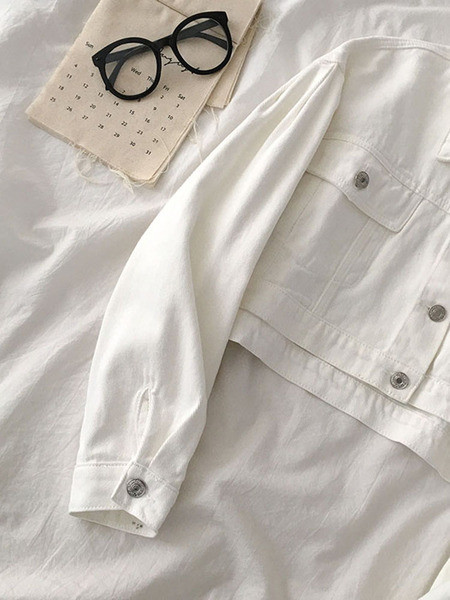 Női rövid kabát gombokkal és zsebekkel