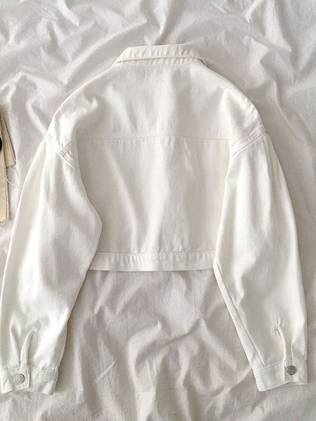 Női rövid kabát gombokkal és zsebekkel