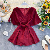 Női rövid jumpsuit V-nyakú, rövid ujjú és övvel