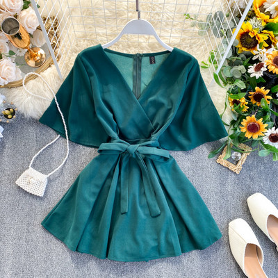 Női rövid jumpsuit V-nyakú, rövid ujjú és övvel