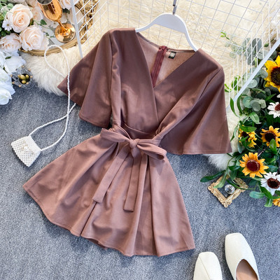 Női rövid jumpsuit V-nyakú, rövid ujjú és övvel