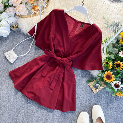 Női rövid jumpsuit V-nyakú, rövid ujjú és övvel