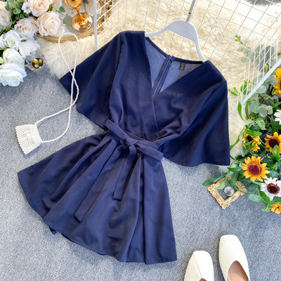 Női rövid jumpsuit V-nyakú, rövid ujjú és övvel