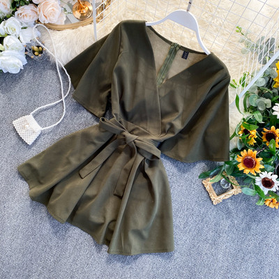 Női rövid jumpsuit V-nyakú, rövid ujjú és övvel