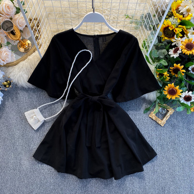 Női rövid jumpsuit V-nyakú, rövid ujjú és övvel