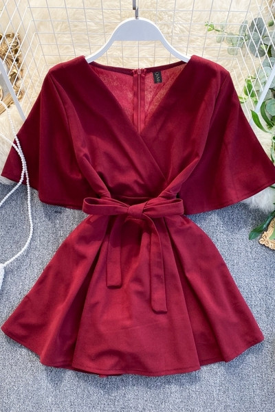 Női rövid jumpsuit V-nyakú, rövid ujjú és övvel