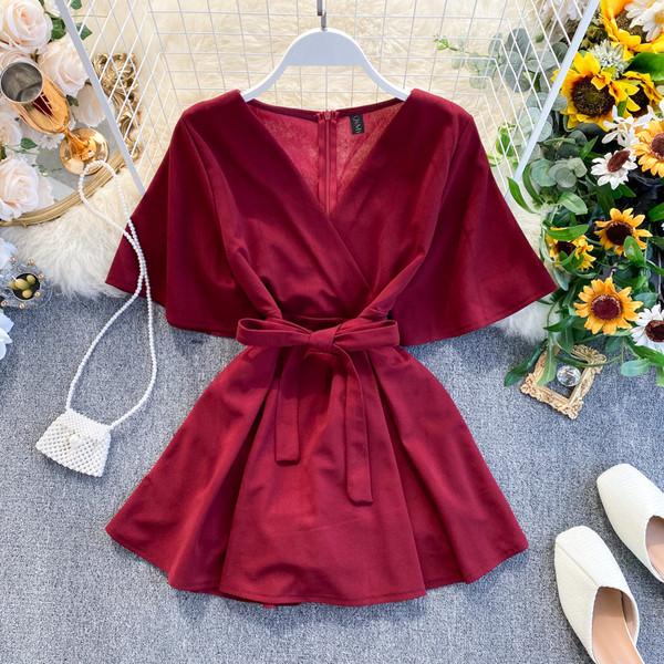 Női rövid jumpsuit V-nyakú, rövid ujjú és övvel