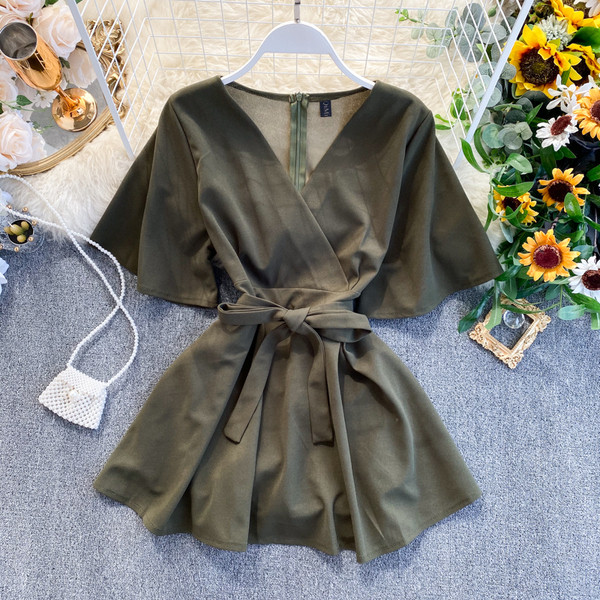 Női rövid jumpsuit V-nyakú, rövid ujjú és övvel