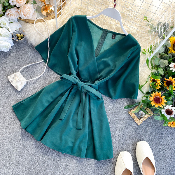 Női rövid jumpsuit V-nyakú, rövid ujjú és övvel