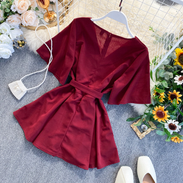 Női rövid jumpsuit V-nyakú, rövid ujjú és övvel