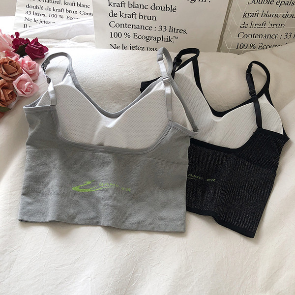 Tikandite ja õhukeste rihmadega naiste topp