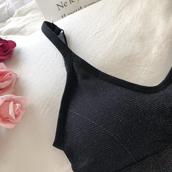 Tikandite ja õhukeste rihmadega naiste topp