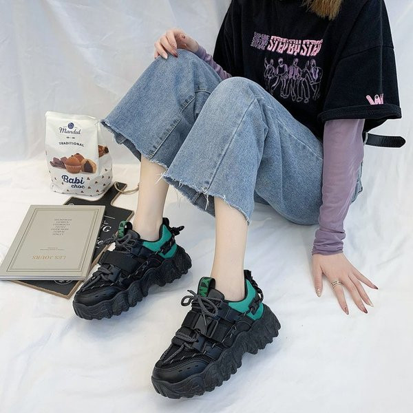 Νέο μοντέλο γυναικεία αθλητικά παπούτσια- με τραχιά σόλα