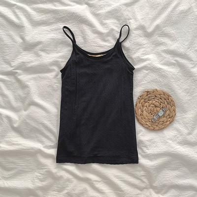 Lezser női felső kerek nyakkivágással és vékony pántokkal