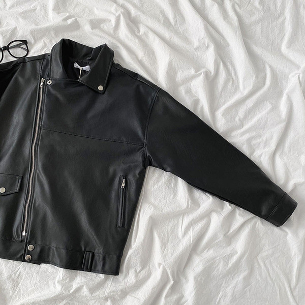 Γυναικείο έκο δερμάτινο μπουφάν με φερμουάρ και κουμπιά