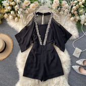 Stílusos, fekete kövekkel díszített, rövid női jumpsuit