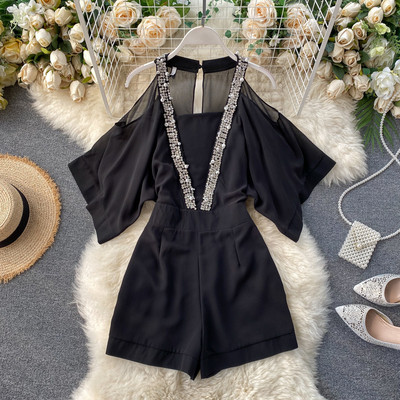 Stílusos, fekete kövekkel díszített, rövid női jumpsuit