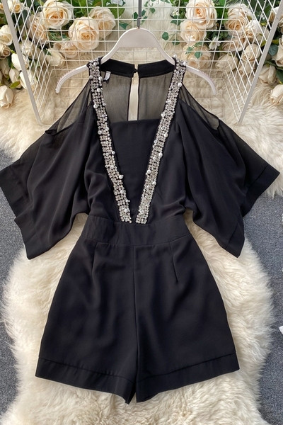 Stílusos, fekete kövekkel díszített, rövid női jumpsuit