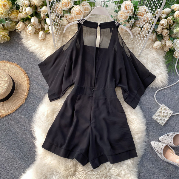 Stílusos, fekete kövekkel díszített, rövid női jumpsuit