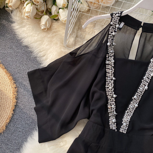 Stílusos, fekete kövekkel díszített, rövid női jumpsuit