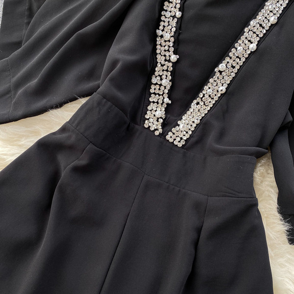 Stílusos, fekete kövekkel díszített, rövid női jumpsuit