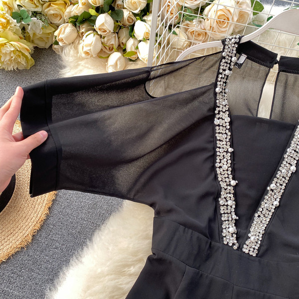 Stílusos, fekete kövekkel díszített, rövid női jumpsuit