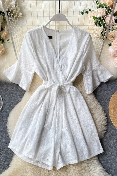 Κοντή γυναικεία ολόσωμη φόρμα από δαντέλα με ζώνη 