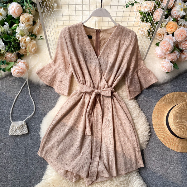 Κοντή γυναικεία ολόσωμη φόρμα από δαντέλα με ζώνη 