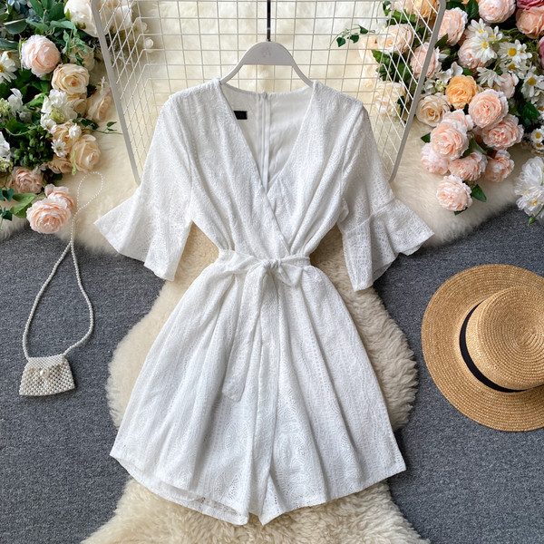 Κοντή γυναικεία ολόσωμη φόρμα από δαντέλα με ζώνη 