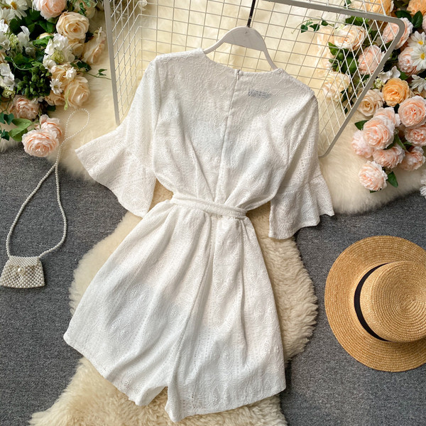 Κοντή γυναικεία ολόσωμη φόρμα από δαντέλα με ζώνη 