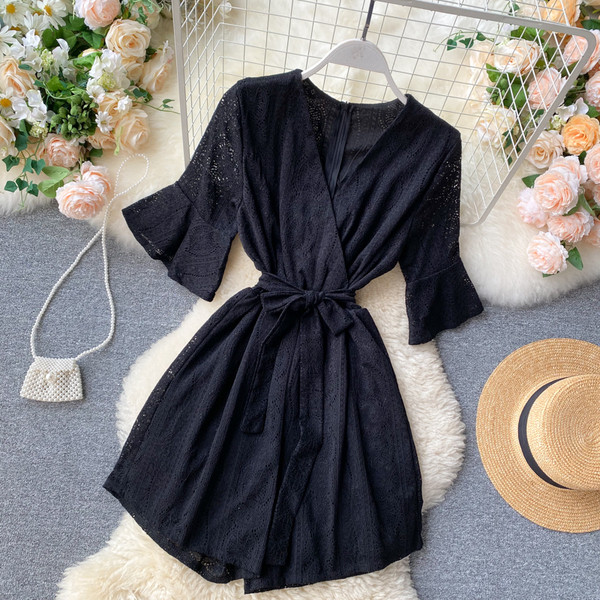 Κοντή γυναικεία ολόσωμη φόρμα από δαντέλα με ζώνη 